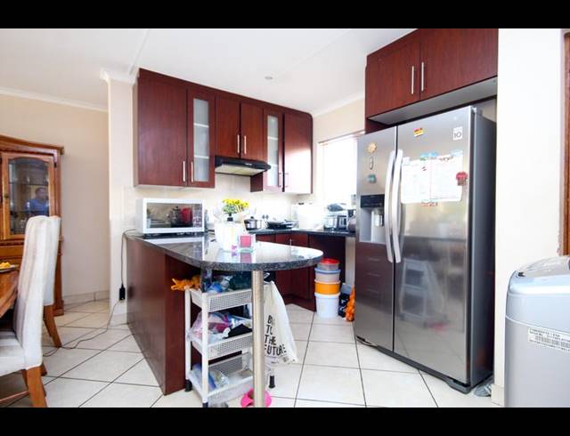 3 BEDROOM TOWNHOUSE FOR SALE IN THATCHFIELD